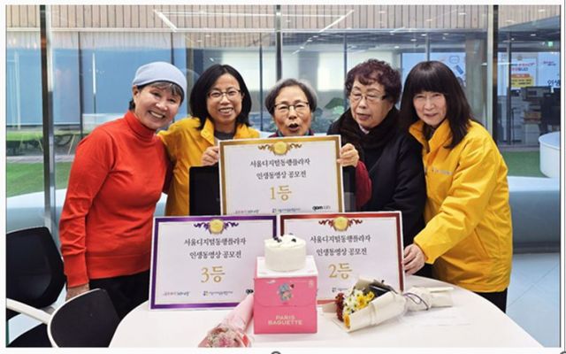  곰앤컴퍼니는 서울시에서 운영하는 '디지털 동행 플라자'와 협력해 스마트폰 활용법과 영상 편집, SNS 운영법까지 배울 수 있는 프로그램을 제공한다. 사진은 서울 디지털 동행플라자에 곰앤컴퍼니의 지원으로 도전한 시니어 유튜버들의 모습. /사진=곰앤컴퍼니