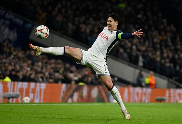 토트넘 홋스퍼가 손흥민의 활약에 힘입어 AZ알크마르를 꺾었다. 사진은 14일(한국시각) 잉글랜드 런던 토트넘 홋스퍼 스타디움에서 열린 '2024-25시즌 유럽축구연맹(UEFA) 유로파리그(UEL)' 16강 2차전 토트넘 홋스퍼와 AZ알크마르의 경기에 선발 출전한 손흥민의 모습. /사진=로이터