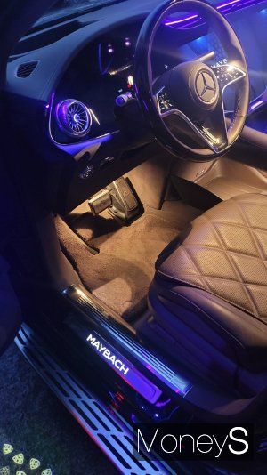 야간에 마이바흐 EQS 680 SUV 문을 열면 선명한 마이바흐 로고와 글씨가 환하게 도드라져 럭셔리함을 더한다. /사진=김창성 기자