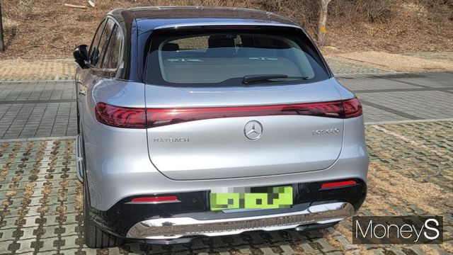 마이바흐 EQS 680 SUV 뒷모습은 빨간 램프와 은빛 차체가 조화를 이룬다. /사진=김창성 기자