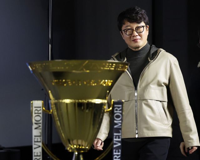 야구 예능 '최강야구'를 두고 방송사와 제작사가 2차 입장문을 발표해 갈등이 심화됐다. 사진은 지난해 12월5일 서울 용산구 CGV용산아이파크몰에서 열린 제작발표회에 참석한 장시원 PD의 모습. /사진=뉴스1