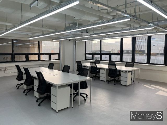 무신사가 무신사스튜디오 동대문종합시장점을 열었다. 13일 오전 찾은 무신사스튜디오 동대문종합시장점 창가 쪽 사무실 모습으로 동대문시장과 청계천이 흐르는 모습을 볼 수 있다. /사진=김서현 기자