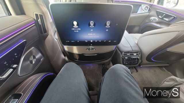 마이바흐 EQS 680 SUV 뒷좌석은 공간도 넉넉하다. /사진=김창성 기자