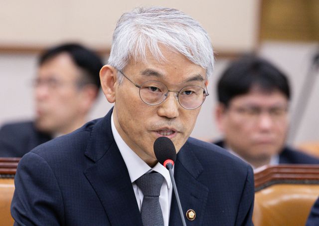 윤석열 대통령 측이 윤 대통령 구속 취소에 관한 즉시 항고가 필요하다는 법원행정처장 발언을 지적하며 검찰 권한 침해라고 비판했다. 사진은 천대엽 법원행정처 처장이 지난 12일 서울 여의도 국회에서 열린 제423회 국회(임시) 법제사법위원회 제1차 전체회의에서 의원 질의에 답변하는 모습. /사진=뉴스1