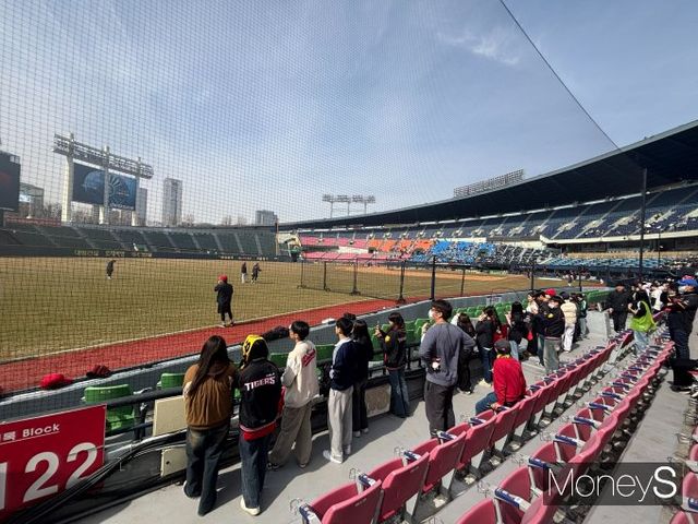 서울에서 진행되는 첫 시범경기를 보기 위해 많은 팬들이 야구장을 찾았다. 사진은 13일 오후 12시쯤 몸을 풀고 있는 KIA타이거즈 선수단과 이를 지켜보는 관중들의 모습. /사진=최진원 기자