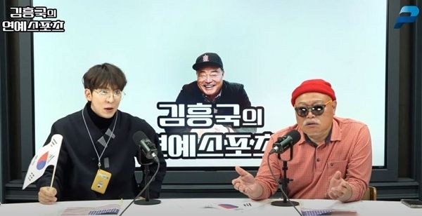  가수 김흥국이 정부를 향해 우파 연예인을 챙겨줄 것을 요구했다. 사진은 뮤지컬 배우 출신 차강석과 가수 김흥국 모습. /사진=유튜브 채널 '펜앤드마이크 TV' 캡처