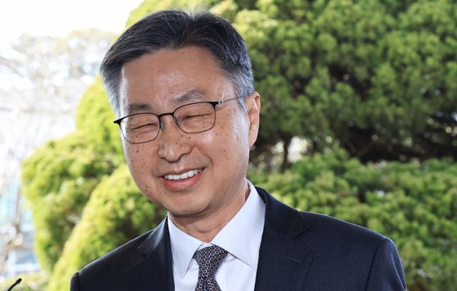 헌법재판소가 최재해 감사원장에 대한 국회의 탄핵심판 청구를 기각했다. 사진은 최재해 감사원장이 13일 오전 서울 종로구 북촌로 감사원으로 직무 복귀하는 모습. /사진=뉴스1