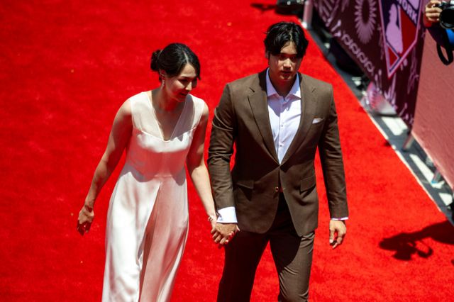 오타니 쇼헤이의 아내 마미코가 LA다저스 선수단을 위한 선물을 준비했다. 사진은 지난해 내셔널리그 올스타전에 참석한 오타니 쇼헤이(오른쪽)와 마미코의 모습. /사진=로이터