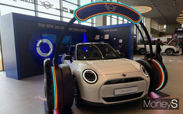 '더 뉴 올-일렉트릭 MINI 쿠퍼'는 도심형 전기차로 브랜드의 정체성을 유지하면서도 미래지향적인 요소를 더했다. /사진=김서연 기자 