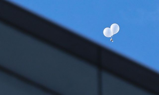 경기 성남시 분당구 한 아파트 부근에서 기폭장치가 달린 오물풍선이 발견돼 군이 출동했다. 사진은 지난해 10월 서울 도심 상공에 북한이 날려보낸 대남 쓰레기 풍선들이 떠다닌 모습. /사진=뉴스1