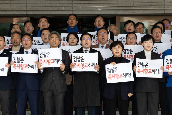 검찰이 법원의 윤석열 대통령 구속 취소 결정에 불복하지 않기로 한 기존 결정을 유지했다. 사진은 박찬대 더불어민주당 원내대표를 비롯한 의원들이 윤석열 대통령 구속 취소 관련 검찰의 즉시항고를 촉구하기 위해 13일 오전 서울 서초구 대검찰청을 항의방문해 구호를 외치고 있는 모습. /사진=뉴스1