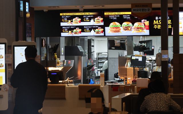 한국맥도날드가 오는 20일부터 20개 메뉴 대상으로 평균 인상률 약 2.3%로 가격을 조정한다. 지난해 서울 소재 한 맥도날드 매장에서 고객들이 식사하고 있다. /사진=뉴시스