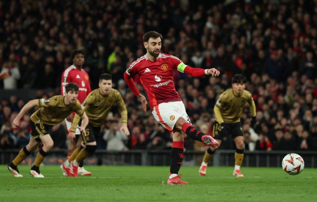 맨체스터 유나이티드가 브루노 페르난데스의 해트트릭에 힘 입어 레알 소시에다드를 제압했다. 사진은 14일(한국시각) 잉글랜드 맨체스터 올드트래포드에서 열린 '2024-25시즌 유럽축구연맹(UEFA) 유로파리그(UEL)' 레알 소시에다드와 맨체스터 유나이티드의 16강 2차전 경기에 출전한 브루노 페르난데스의 모습. /사진-로이터