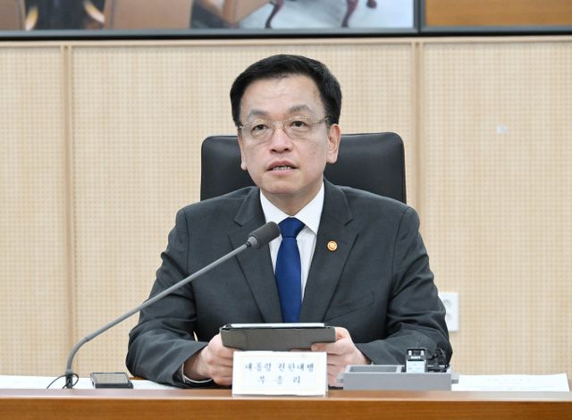 최상목 대통령 권한대행 부총리 겸 기획재정부 장관이 미국의 관세 부과에 대해 캐나다, 멕시코를 따라하지 않을 것이라고 강조했다. 사진은 최 권한대행이 지난 12일 정부세종청사에서 열린 '국정현안관계장관회의 겸 경제관계장관회의 겸 산업경쟁력강화관계장관회의'에서 발언하는 모습. /사진=뉴스1(기획재정부 제공)