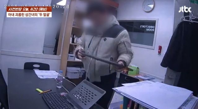 남편이 상간녀에게 재산을 넘긴 뒤 극단 선택해 고통스러운 나날을 보내고 있다는 여성의 사연이 전해졌다. 사진은 숨진 남편의 노트북을 상간녀로 지목된 여성 원장의 직원이 훔쳐가는 모습. /사진=JTBC '사건반장'