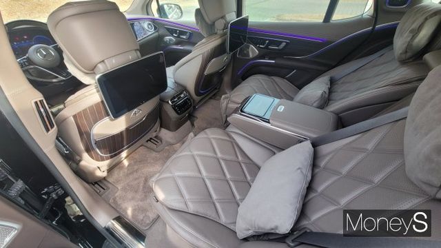 마이바흐 EQS 680 SUV 뒷좌석은 비행기의 비즈니스 클래스 느낌이 물씬 풍긴다. /사진=김창성 기자