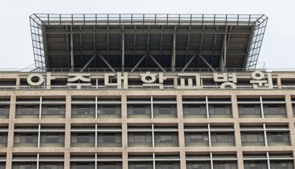 경기 수원시 아주대학교병원에서 30대 여성이 경비원에게 흉기를 휘두르는 사건이 발생해 경찰이 수사에 나섰다. 사진은 경기 수원시 아주대학교 병원 모습. /사진=뉴스1