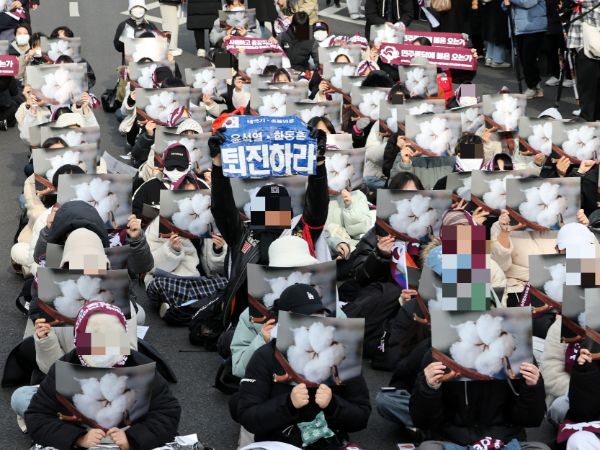 동덕여자대학교가 남녀공학 전환 관련 컨설팅 용역사업 입찰을 공고했다. 사진은 동덕여대 재학생들과 참석자들이 지난 3일 오후 서울 안국역 인근에서 재단 규탄 집회를 열고 학교 측의 학생 대상 고소 철회를 촉구하며 목화꽃이 그려진 손팻말을 들고 있는 모습. /사진=뉴스1