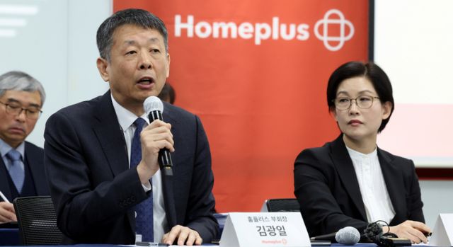 김광일 홈플러스 공동대표(MBK 부회장)이 14일 오전 서울 강서구 홈플러스 본사에서 열린 기자간담회에서 취재진의 질문에 답변하고 있다. / 사진=뉴시스 추상철 기자 /사진=추상철