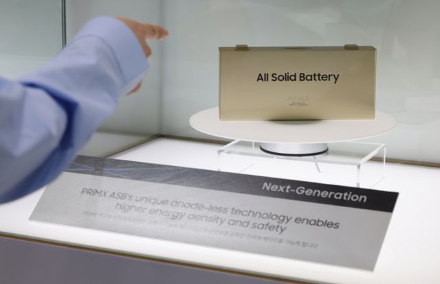 배터리 업계가 꿈의 배터리로 불리는 전고체 배터리 개발에 속도를 낸다. 사진은 삼성SDI가 전고체 배터리 모델. /사진=뉴시스