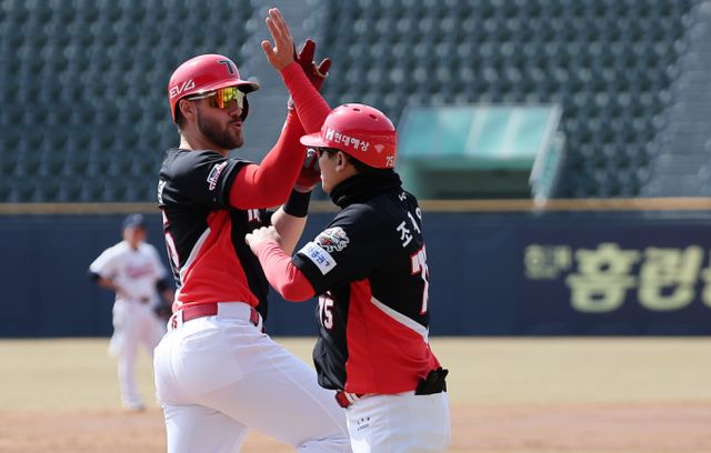 메이저리그 출신 패트릭 위즈덤이 시범경기 첫 홈런을 터트렸다. 사진은 14일 서울 잠실야구장에서 열린 두산 베어스와의 시범경기에서 홈런포를 쏘아 올린 위즈덤의 모습. /사진=뉴스1 