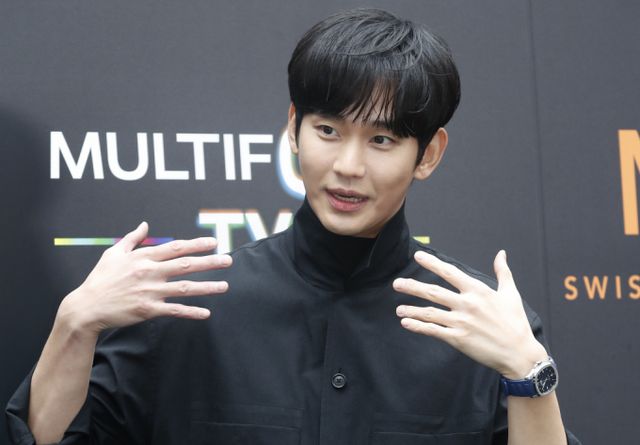 배우 김수현과 고 김새론의 교제 의혹 파장이 커지고 있는 가운데, 배우 김수현이 고 김새론과 교제 사실은 인정했습니다. 다만, 미성년자 시절부터 교제했다는 의혹은 부인했다. 사진은 지난해 4월 서울 성수동 비컨 스튜디오에서 진행된 스위스 워치 브랜드 ‘미도’ 포토 행사에 참석한 배우 김수현. /사진=뉴스1