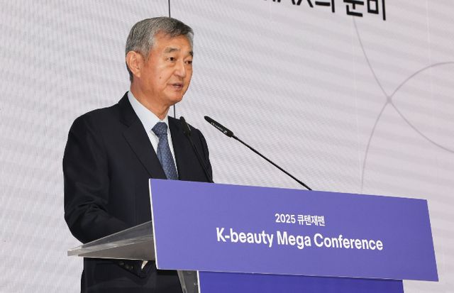  이경수 코스맥스그룹 회장이 14일 오전 서울 강남구 그랜드 인터컨티넨탈 서울 파르나스 호텔에서 열린 2025 큐텐재팬 'K뷰티 메가 컨퍼런스'에서 COSMAX STORY를 발표하고 있다. /사진=뉴스1