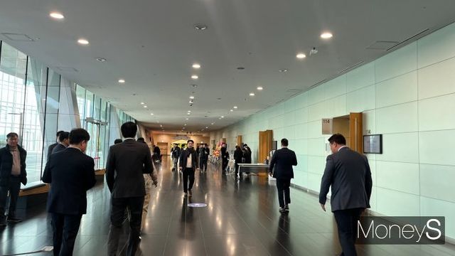 정기 주총이 끝나고 주주들이 주총장을 빠져나가고 있다. /사진=곽선우 기자 