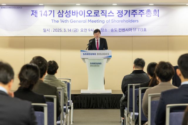 삼성바이오로직스는 인천 송도국제도시에 위치한 송도컨벤시아에서 제14기 정기 주주총회를 개최했다. 존림 삼성바이오로직스가 주주들에게 인사하고 있다. /사진=삼성바이오로직스