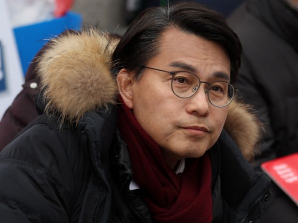 윤상현 국민의힘 의원은 이재명 더불어민주당 대표를 쫓아내고 새로운 지도부 구성을 준비하는 것이 현명할 것이라고 충고했다. 사진은 윤상현 국민의힘 의원이 지난 12일 오전 서울 종로구 헌법재판소 앞에서 윤석열 대통령 탄핵 각하 촉구 릴레이 시위를 하고 있는 모습. /사진=뉴시스