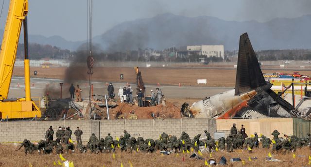 국토부가 제주항공 화재 여객기 엔진 2개를 프랑스 엔진제작사 CFMI로 보낼 예정이다. 사진은 지난해 일어난 사고 현장 모습. /사진=뉴시스