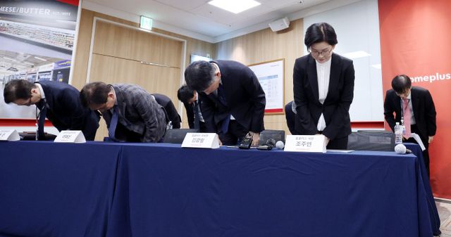  홈플러스 경영진이 14일 기자간담회에서 기업회생으로 불편을 겪고 있는 모든 관계자들에게 고개 숙여 사과했다. /사진=뉴시스