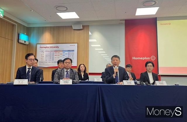 홈플러스는 14일 서울시 강서구 소재 홈플러스 본사에서 진행한 기자간담회에서 최근 기업회생으로 불편을 겪고 있는 모든 관계자들에게 사과하고 모든 채권을 변제하기 위해 최선을 다하겠다고 밝혔다. 김광일 MBK 부회장이 기자간담회에서 질문에 대답하고 있다. /사진=황정원 기자