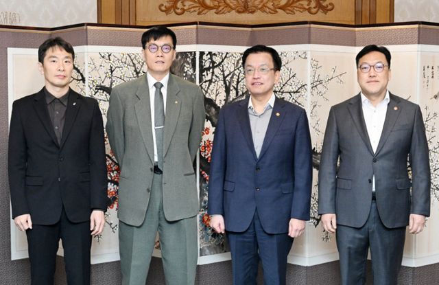 최상목 대통령 권한대행 부총리 겸 기획재정부 장관(왼쪽 세 번째)이 14일 서울 종로구 정부서울청사에서 열린 '거시경제·금융현안 간담회' 시작에 앞서 기념촬영을 하고 있다. 왼쪽부터 이복현 금감원장, 이창용 한국은행 총재, 최상목 대통령 권한대행 부총리, 김병환 금융위원장. /사진=기획재정부 제공. 