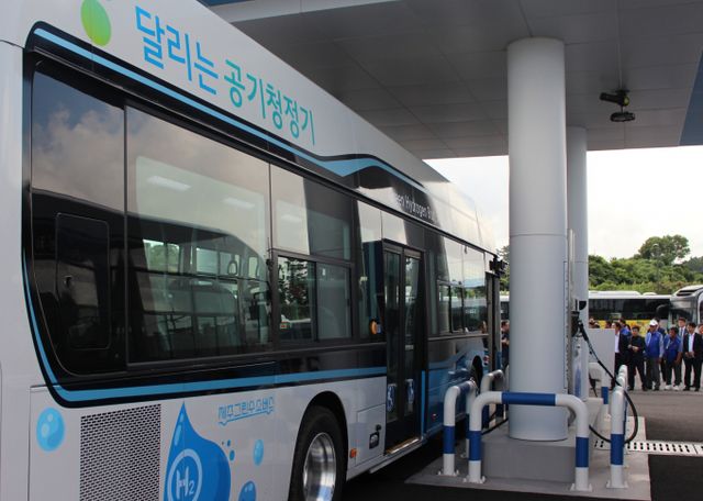 정부가 수소버스 보급 확대 등을 논의했다. 사진은 제주시 조천읍 함덕리 소재 함덕 그린수소 충전소에서 그린수소 버스가 충전 대기 중인 모습. /사진=뉴시스