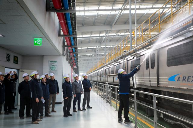 공항철도가 올해 상반기까지 전동차 내 전기화재 전용 소화기(액체형)를 도입한다./사진 제공=공항철도