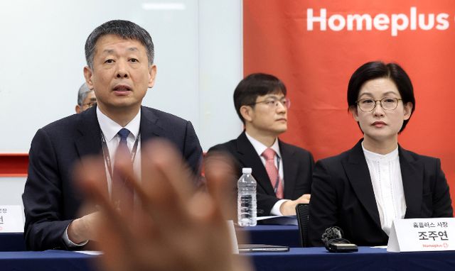  김광일 홈플러스 공동대표 겸 MBK파트너스 부회장이 홈플러스 기업회생을 사전에 준비하지 않았다고 선을 그었다. 김 대표(왼쪽)와 조주연 홈플러스 대표가 14일 오전 서울 강서구 홈플러스 본사에서 열린 기자간담회에서 취재진의 질문을 받고 있다. /사진=뉴시스