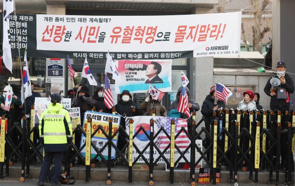 경찰이 윤석열 대통령 탄핵심판 선고 당일 전국에 '갑호 비상'을 발령하고 기동대 2만명을 투입한다. 사진은 윤석열 대통령 탄핵 심판 선고를 앞둔 14일 서울 종로구 헌법재판소 앞에 윤 대통령 지지자들이 손팻말을 들고 있는 모습. /사진=뉴시스