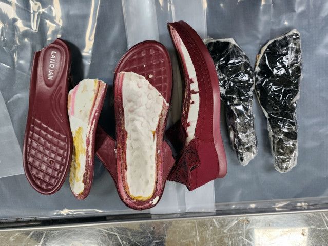 제주에서 막대한 양의 마약을 무사증을 활용해 밀수하려던 외국인 적발했다. 사진은 제주지방검찰청이 14일 공개한 신발 깔창에 은닉된 필로폰. /사진=뉴시스(제주지방검찰청 제공)