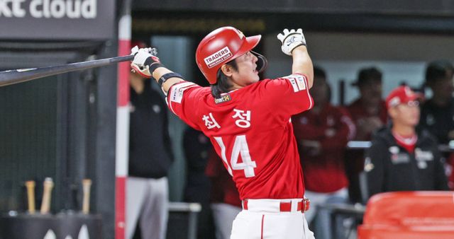 SSG랜더스 최정이 이틀 연속 홈런포를 가동했다. 사진은 2024시즌 SSG랜더스에서 활약한 최정의 모습. /사진=뉴스1 