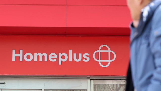 홈플러스는 14일 기자간담회를 열고 회생절차 과정에 대해 설명했다. 회사는 4월 초순까지 채권자, 담보권자, 주주 목록을 제출하고 6월3일 회생계획안을 제출하게 된다. 사진은 이날 서울 시내 한 홈플러스 매장. /사진=뉴스1