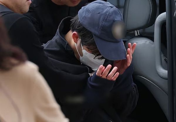 여자친구를 잔혹하게 살해한 수능 만점자 출신 의대생이 연인을 살해한 사건의 전말이 공개된다. 서울 강남역 인근 건물에서 연인을 흉기로 찔러 숨지게 한 20대 남성 최씨가 지난해 5월8일 서울 서초구 서울중앙지법에서 열린 구속 전 피의자 심문(영장실질심사)에 출석하는 모습. /사진=뉴스1