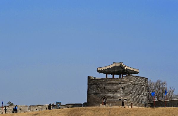 오는 15일 전국이 대체로 흐리지만, 미세먼지 농도는 '좋음' 수준을 보이겠다. 사진은 황사와 미세먼지가 물러가고 맑은날씨를 보인 14일 경기도 수원시 팔달구 창룡문 위로 파란 하늘이 드러나고 있는 모습. /사진=뉴시스