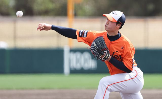 한화 이글스 투수 엄상백이 시범경기 2번째 등판에서 44구 만에 5이닝을 막았다. 사진은 지난달 25일 일본 오키나와에서 진행된 연습경기에 출전한 한화 이글스 투수 엄상백의 모습. /사진=뉴스1