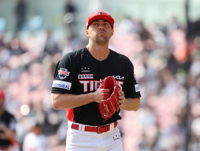 KIA타이거즈의 에이스 제임스 네일이 두산 베어스를 상대로 부진했다. 사진은 14일 서울 잠실야구장에서 열린 두산 베어스와의 시범경기에 선발 등판한 제임스 네일의 모습. /사진=뉴시스