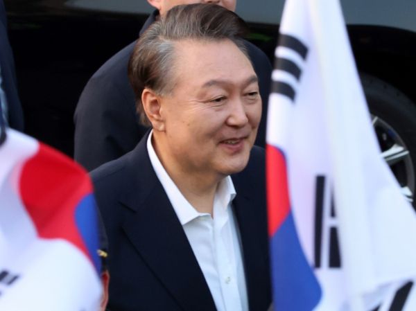 윤석열 대통령 탄핵 찬반에 관해 물은 결과 탄핵 찬성은 58%, 반대는 37%로 조사됐다. 사진은 석방된 윤석열 대통령이 지난 8일 오후 서울 용산구 한남동 관저 입구에서 지지자들에게 인사하고 있는 모습. /사진=뉴시스