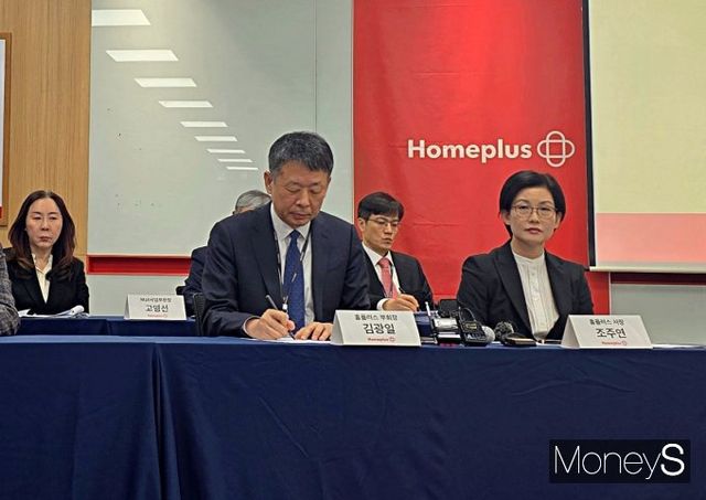 홈플러스가 14일 서울시 강서구 소재 홈플러스 본사에서 기자간담회를 열고 최근 기업회생으로 불편을 겪고 있는 모든 관계자에게 허리 숙여 사과했다. 다만 이날 질의응답에서 김광일 MBK파트너스 부회장은 주요 쟁점과 민감한 사항에 모두 답변을 회피했다. /사진=황정원 기자