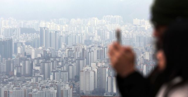 한국은행이 지난해 하반기 이후 기준금리 인하를 지속하고 있지만 국내 부동산 거래시장이 강남3구(강남·서초·송파)를 제외한 대부분 지역에서 가격 하락세를 보이고 있다. 사진은 서울 남산에서 바라본 아파트 모습. /사진=뉴시스