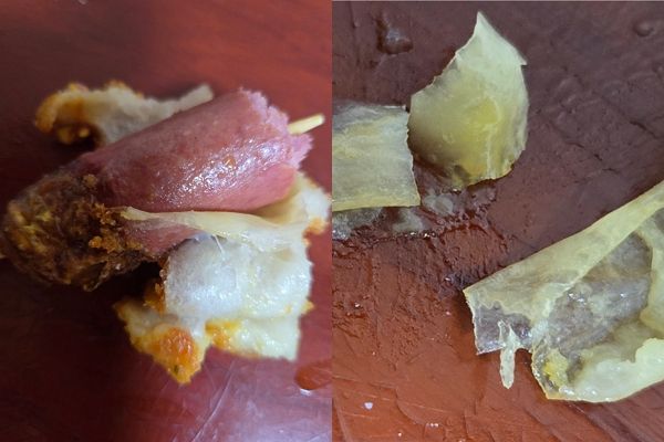 핫도그를 먹다 비닐이 발견돼 항의했으나 업주가 안일하게 대응했다는 누리꾼 주장이 제기됐다. 사진은 누리꾼이 주장한 핫도그에서 나온 비닐의 모습. /사진=아프니까 사장이다 캡처