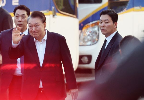 김성훈 대통령경호처 차장에 대한 네번째 구속영장이 신청됐다. 사진은 법원의 구속취소 청구 인용으로 석방된 윤석열 대통령이 지난 8일 오후 경기 의왕시 서울구치소에서 풀려난 가운데 지지자들에게 인사하는 윤 대통령의 곁에서 김성훈 경호차장이 밀착 경호를 하고 있는 모습. /사진=뉴스1